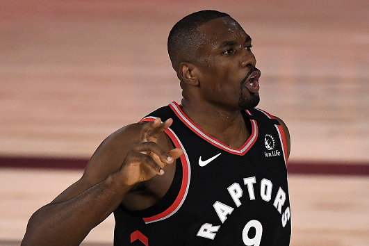 卫冕基石!伊巴卡砍18 7,三分球百发百中,血帽 摇手指堪称经典