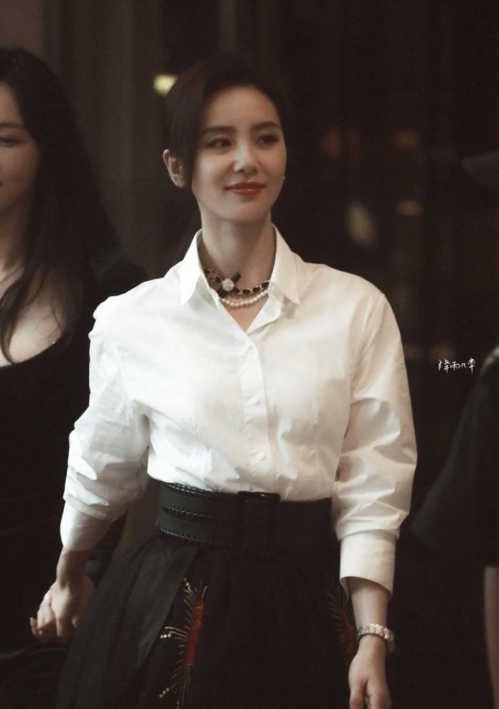 《亲爱的自己》发布会,朱一龙穿围裙为刘诗诗做沙拉拼盘,好唯美