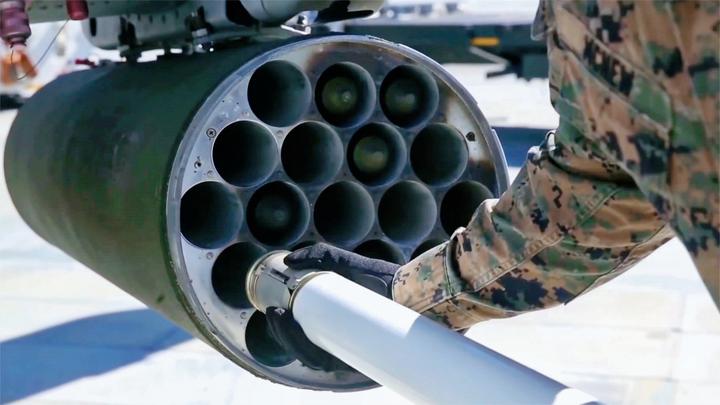 原来70毫米火箭弹是这样插进发射器里的