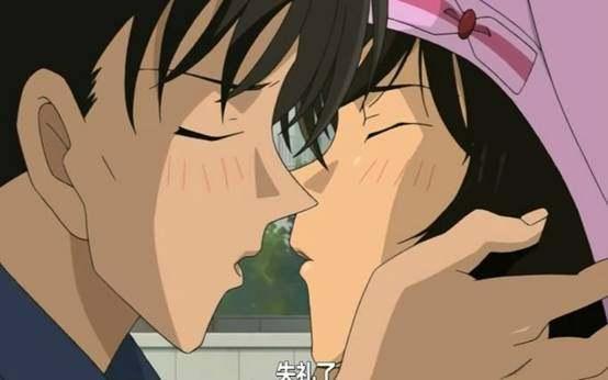 打断了这即将进行的暧昧行为~柯南还