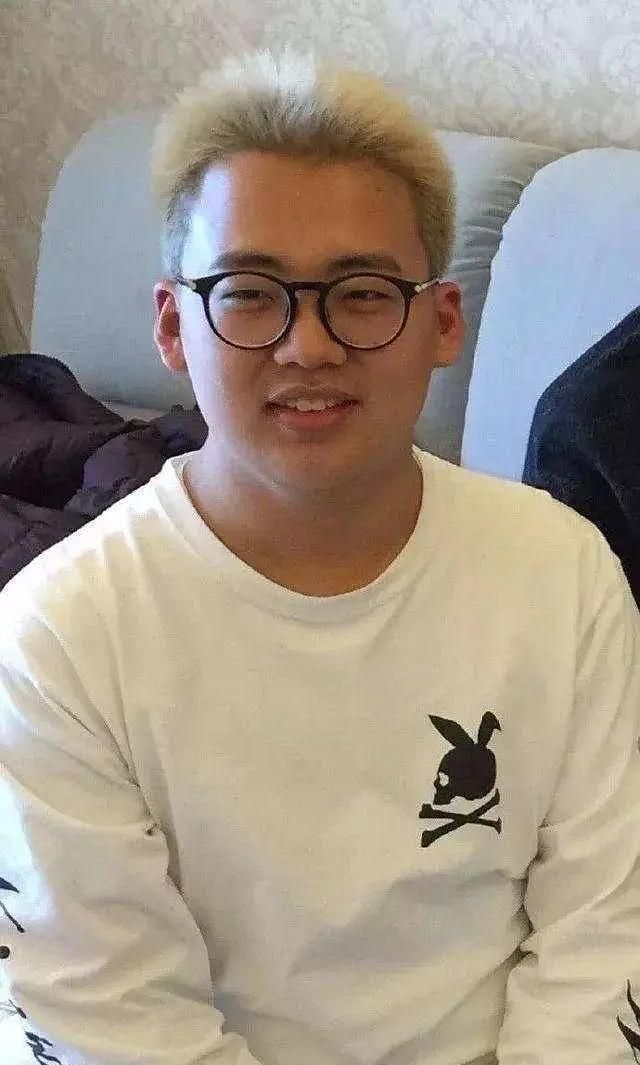 郭麒麟最胖时照片,比老郭还大一圈,脸上肉厚到快把五官都盖住了