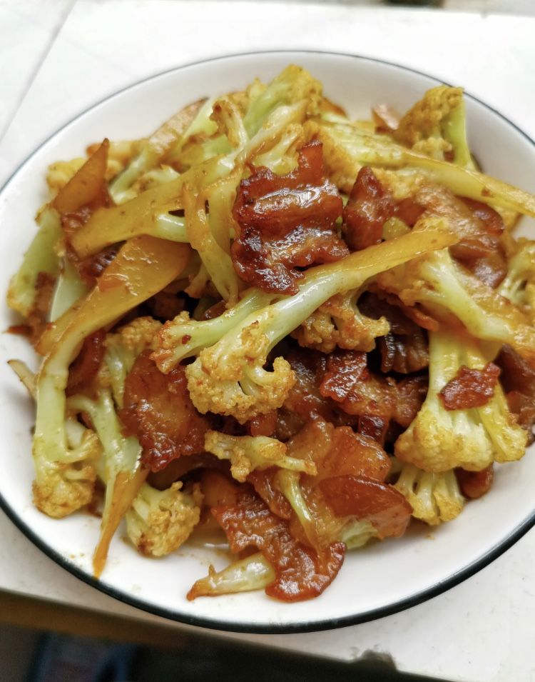 五花肉炒花菜,先把五花肉煮一煮,炒出来不油腻