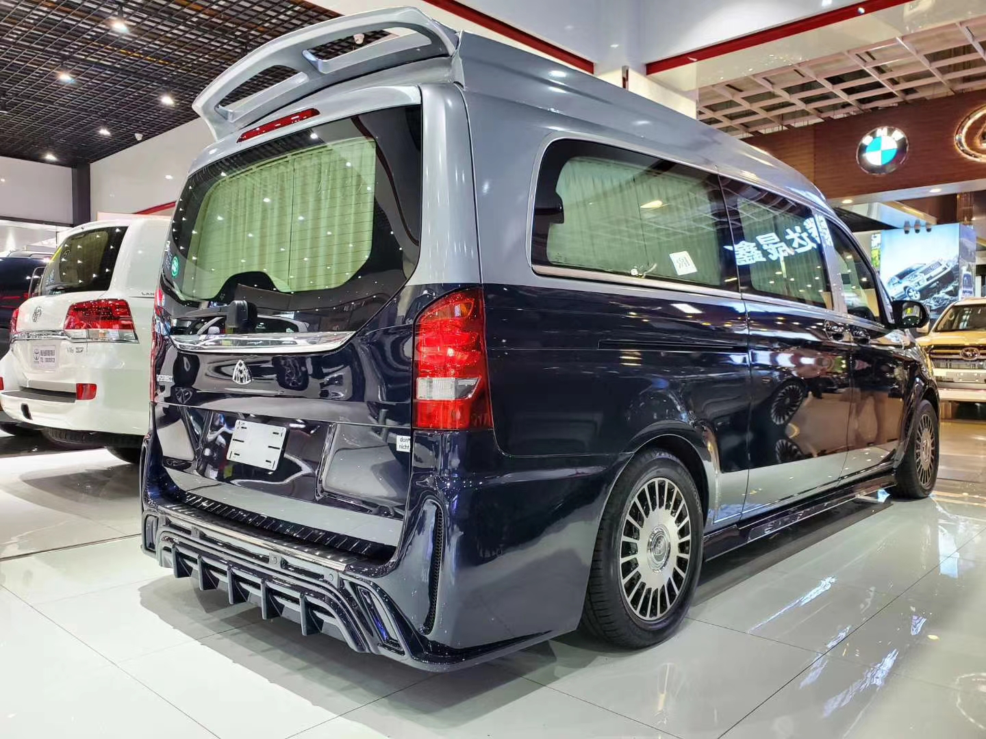 迈巴赫版奔驰mpv亮相豪华不输埃尔法20t9at