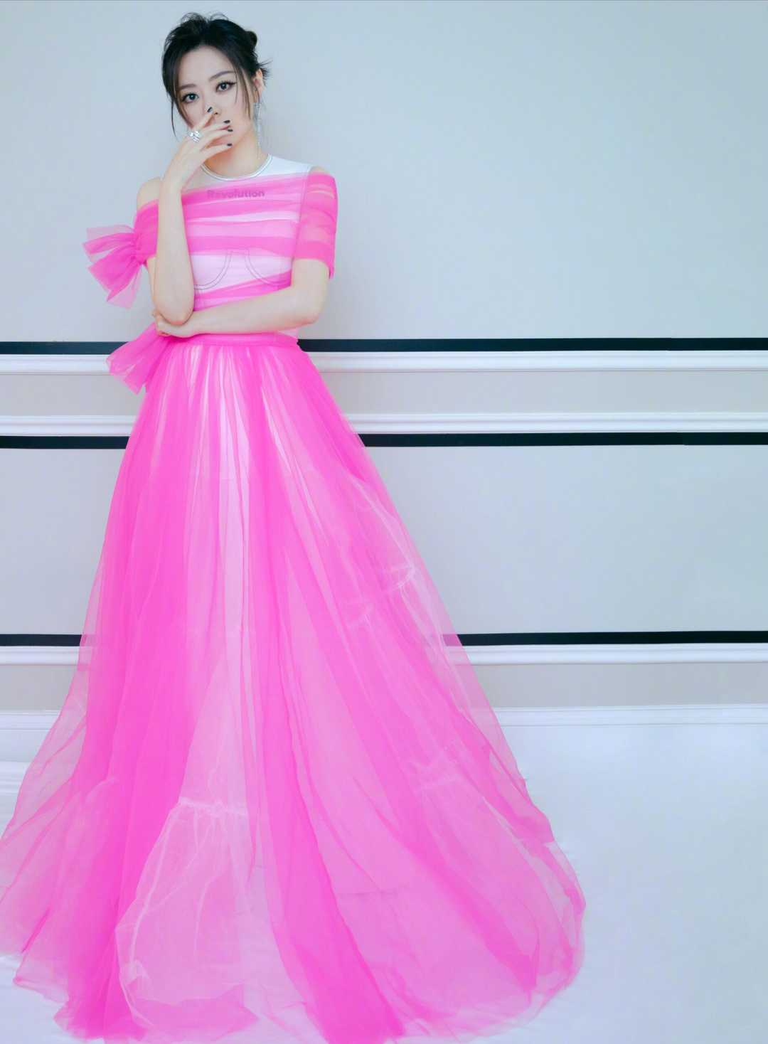 李思思美若天仙,穿立体花朵薄纱连衣裙大方优雅,网友:是心动呀