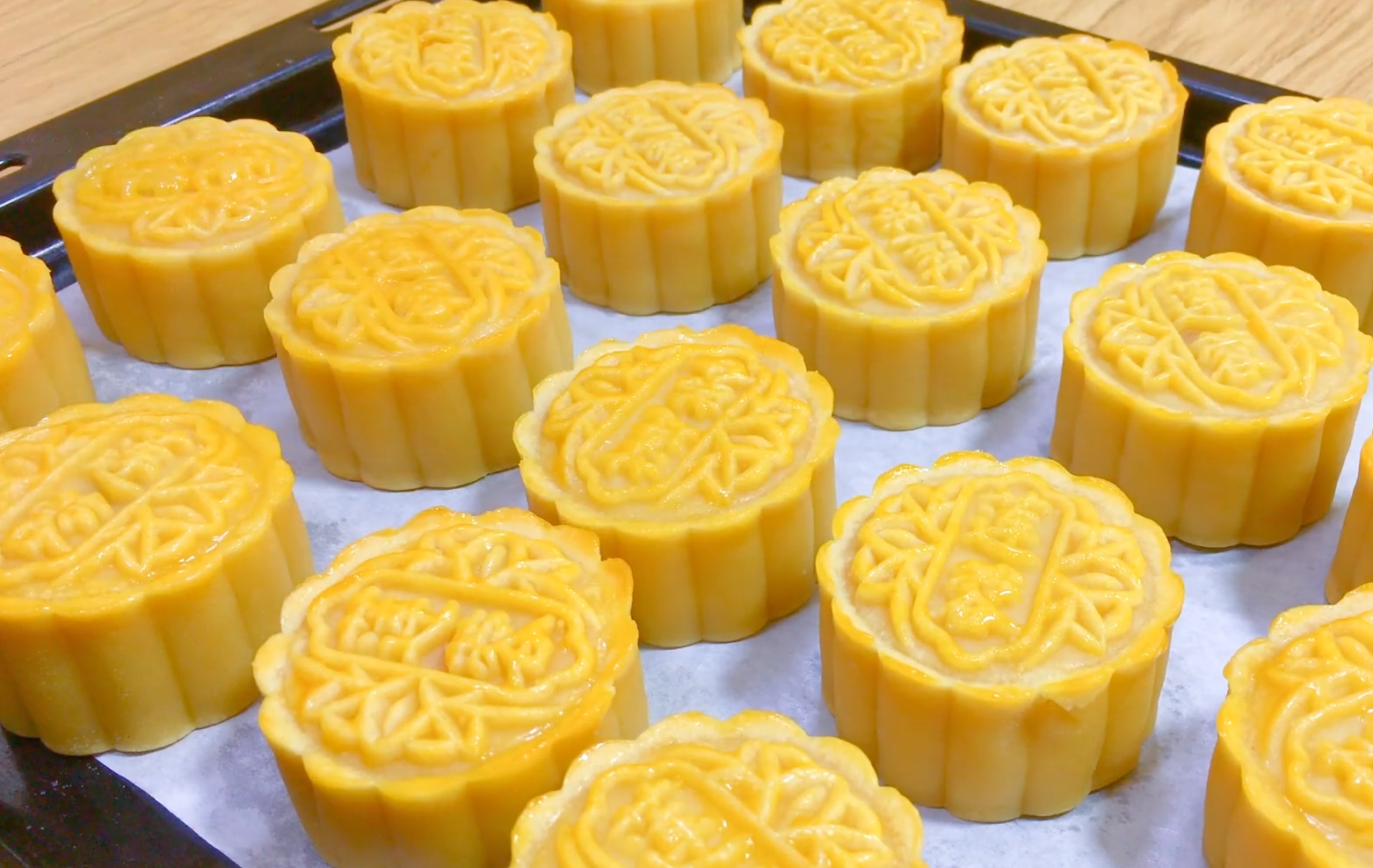 自制蛋黄莲蓉月饼,记住几个技巧,不开裂回油快,口感松软又好吃