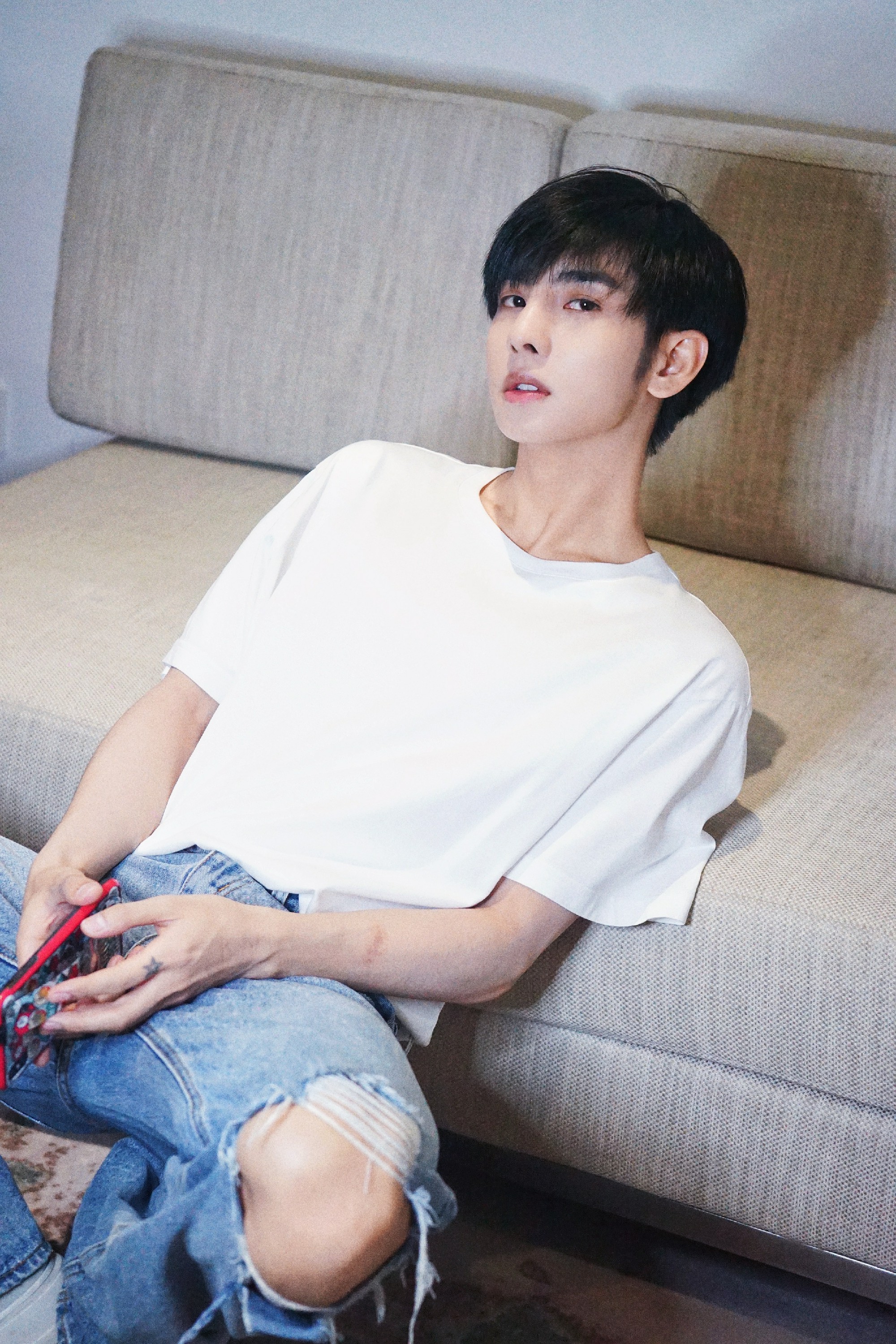 郑繁星首发单曲获好评生日直播好友现身逗趣无穷