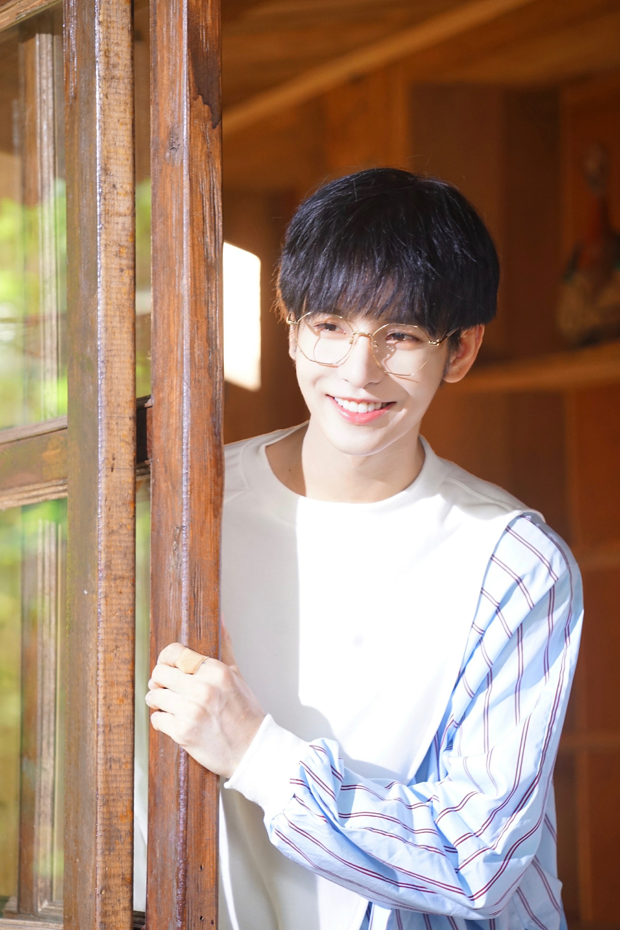 郑繁星首发单曲获好评生日直播好友现身逗趣无穷