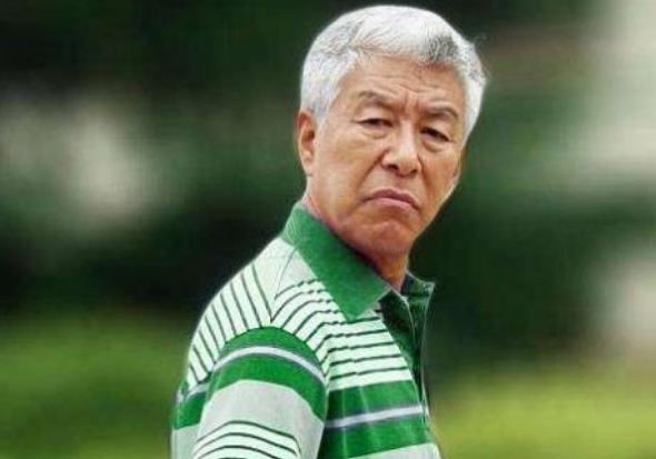 他是国家一级演员宁不要片酬带着瘫痪妻子拍戏今75岁坚持25年