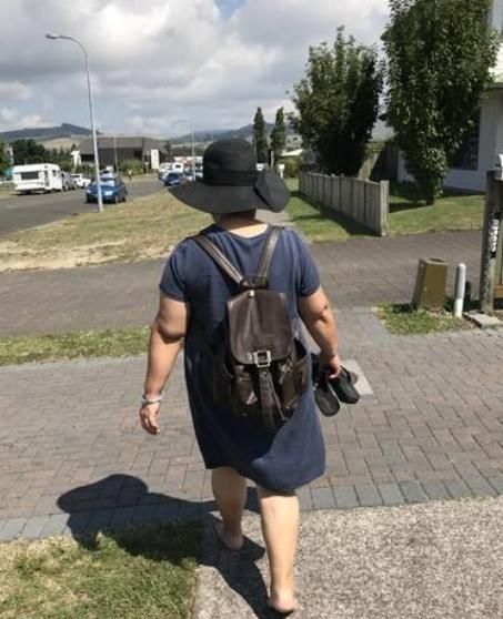 新西兰人思想多开放光脚出门成潮流网友脚不疼吗