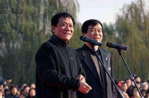 戴志诚的师傅是李伯祥,按照相声界的辈分来算,戴志诚是侯耀文的侄子.