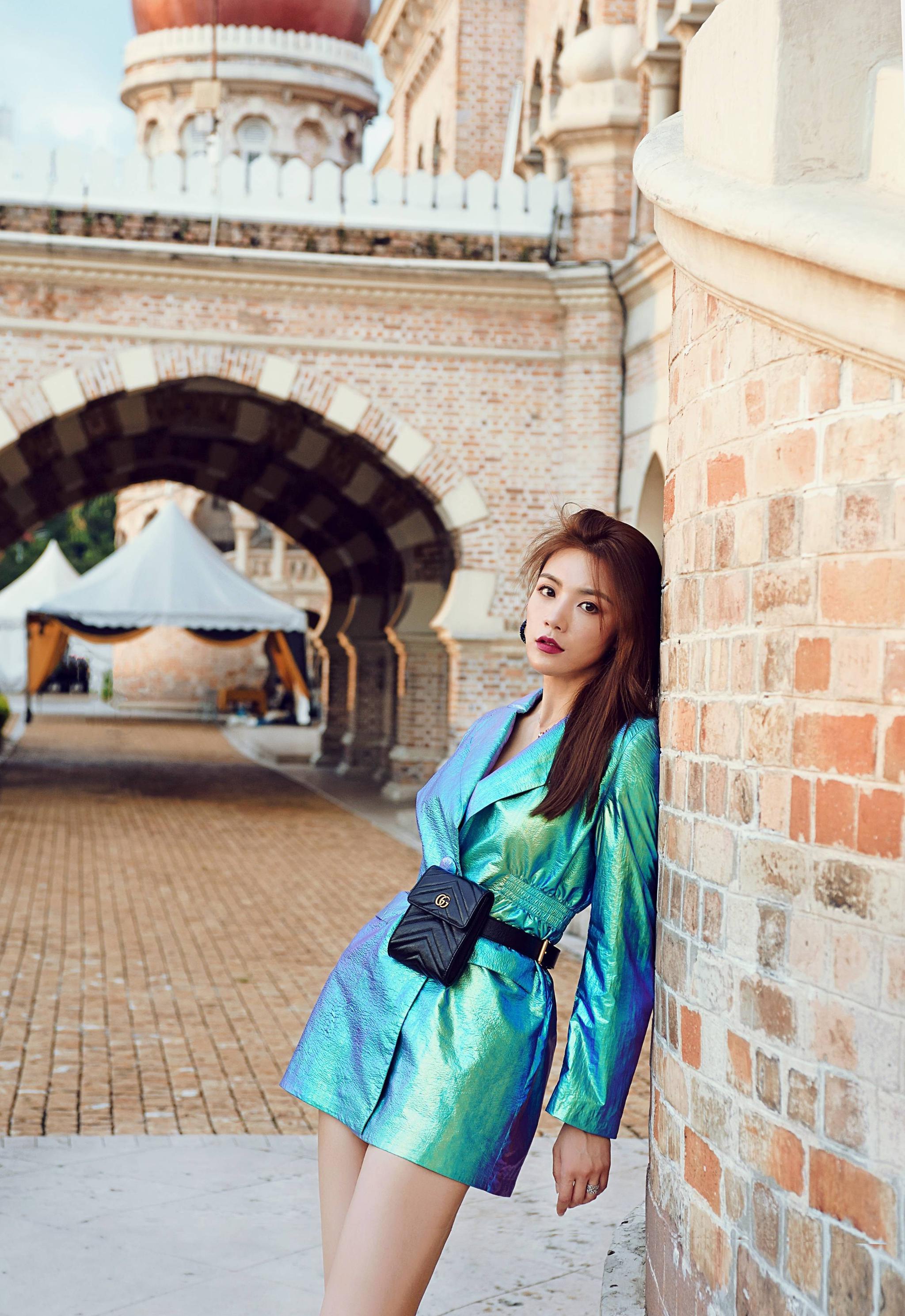 剧《天涯客》的拍摄,在该剧中她饰演身材窈窕,美人善计的毒菩萨一角