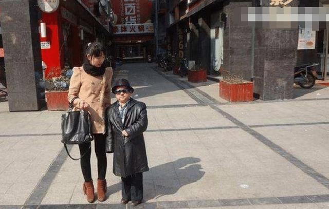 2米身高换4任娇妻,如今60岁夫妻同框像父女|陈三木|矮星|身高_新浪