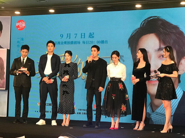 刘诗诗阚清子同台一个优雅知性一个似复古名伶差1岁旗鼓相当