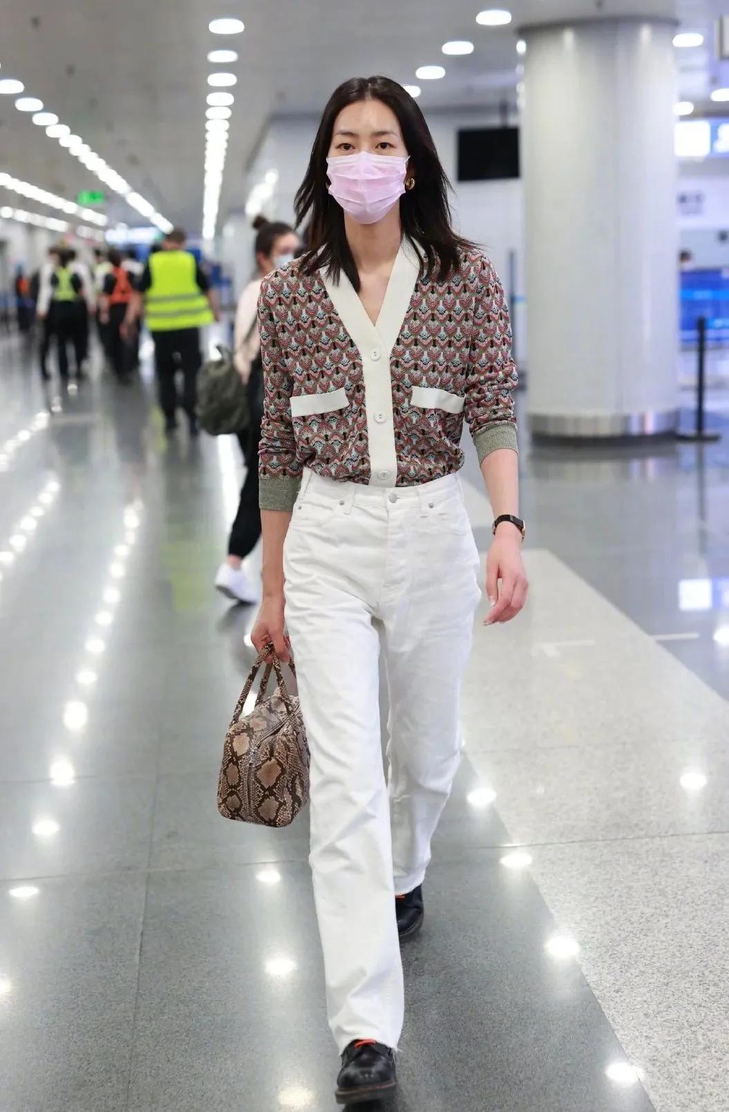 刘雯示范早秋穿搭复古针织衫配休闲长裤机场变身t台超模范足