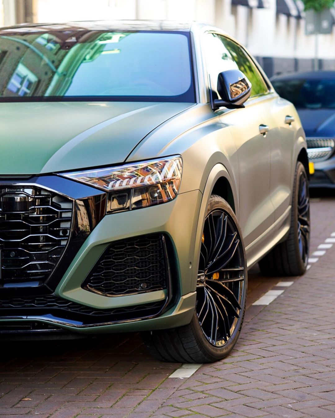 奥迪rsq8实车街拍 很帅气又很有质感