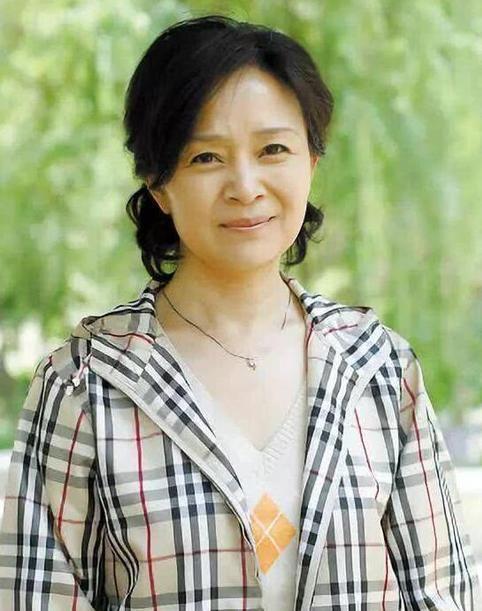 岁月不败美人62岁刘莉莉连衣裙配大红围巾土到极致便是潮