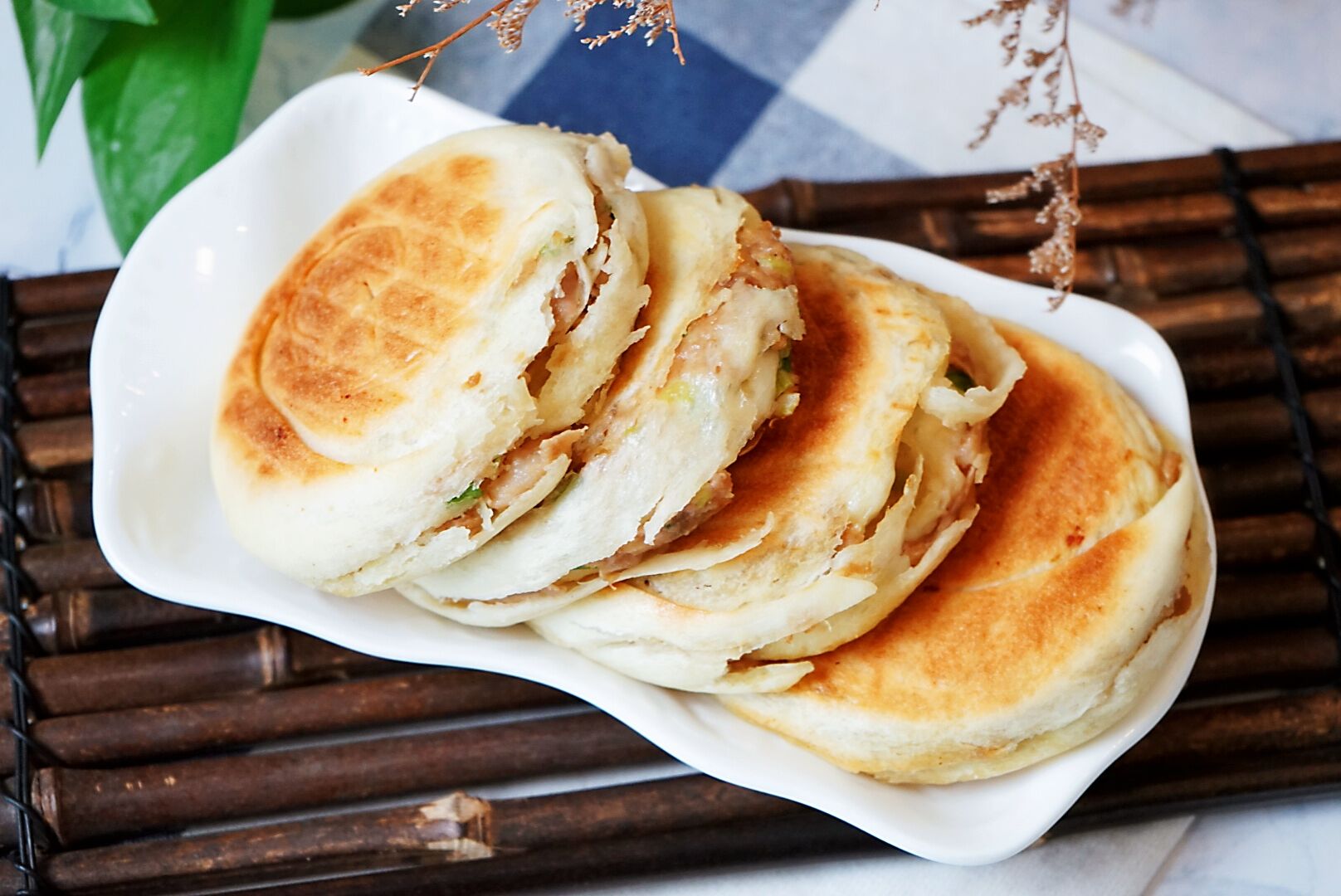 酥脆掉渣的油酥肉饼拌馅揉面油煎的三大窍门几分钟学会不用愁