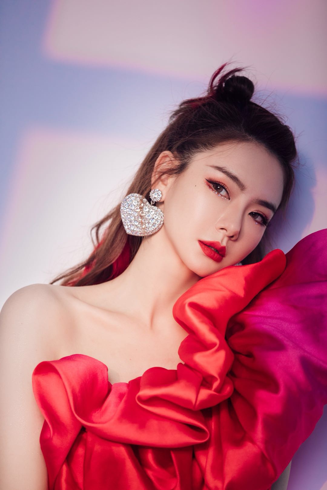 戚薇的落日流星妆来喽,搭配红色调连衣裙,闪耀登场