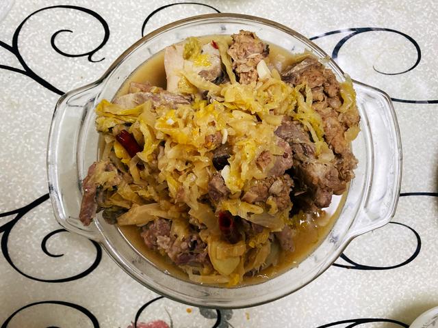 铁锅慢炖,直到酸菜的鲜味沁入肉香满满的腔骨中,大块排骨肉软嫩入味