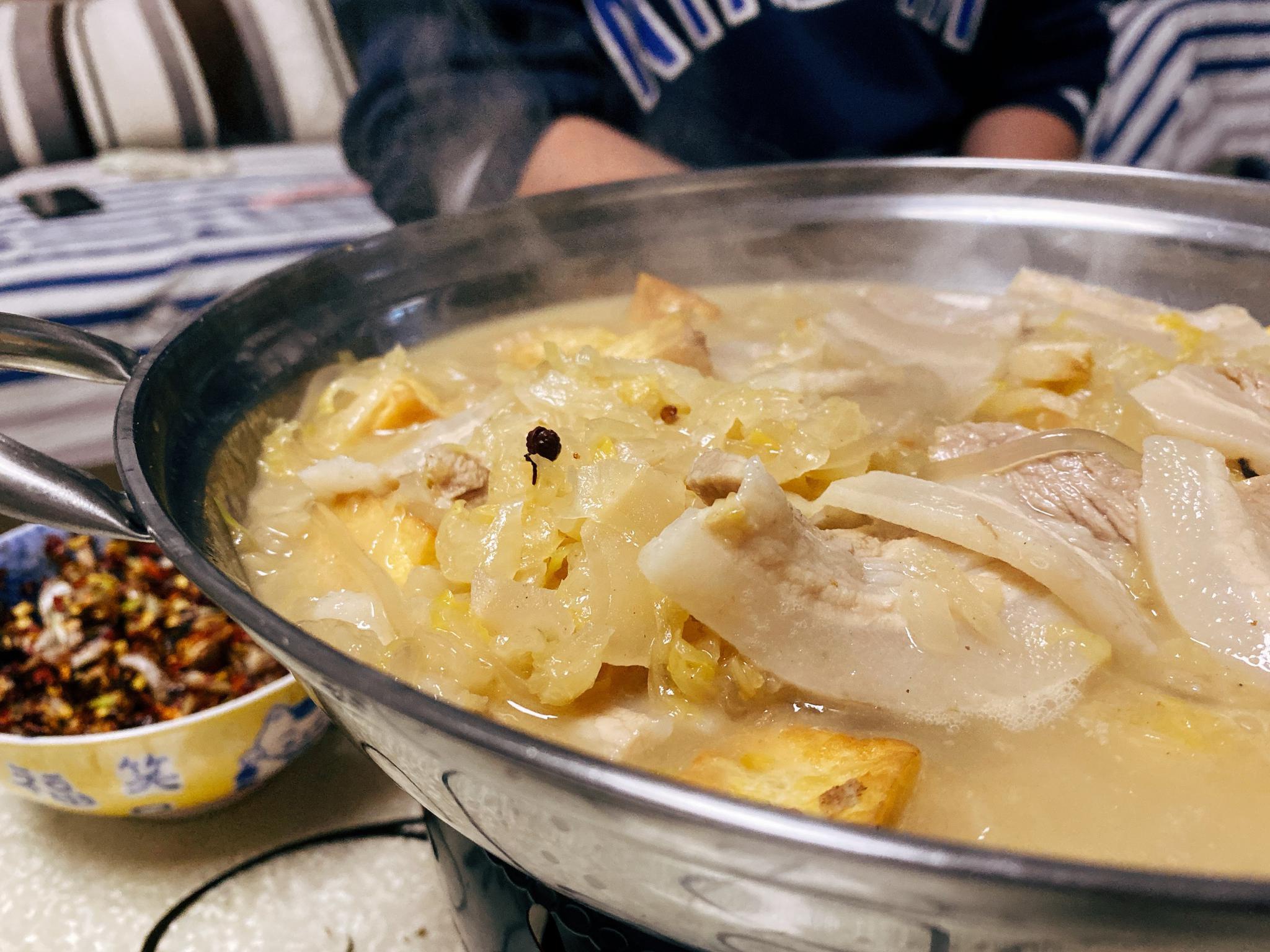 东北风味酸菜汆白肉,酸汤鲜美,不油不腻,好吃好做只需4步