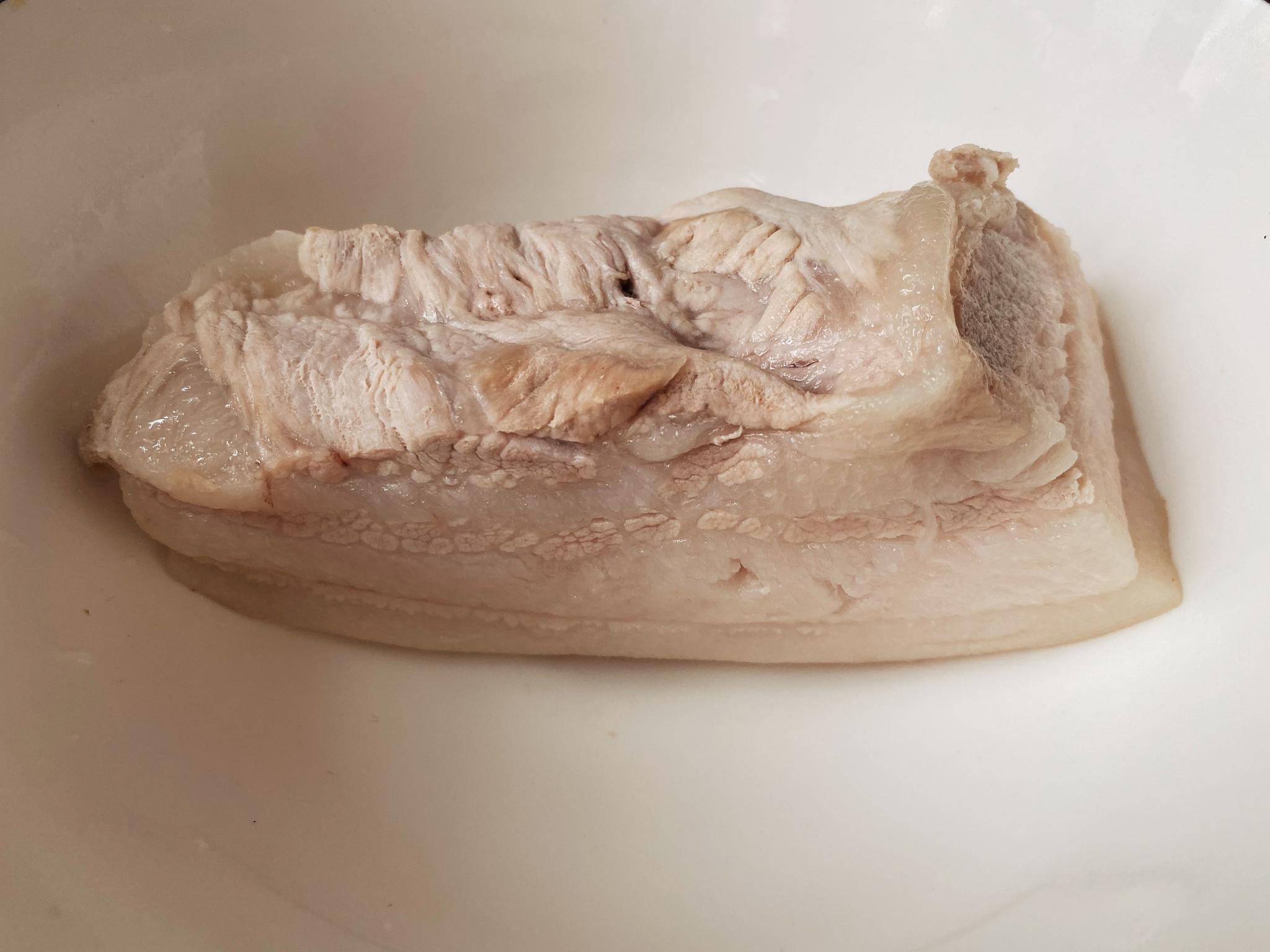 东北风味酸菜汆白肉,酸汤鲜美,不油不腻,好吃好做只需4步