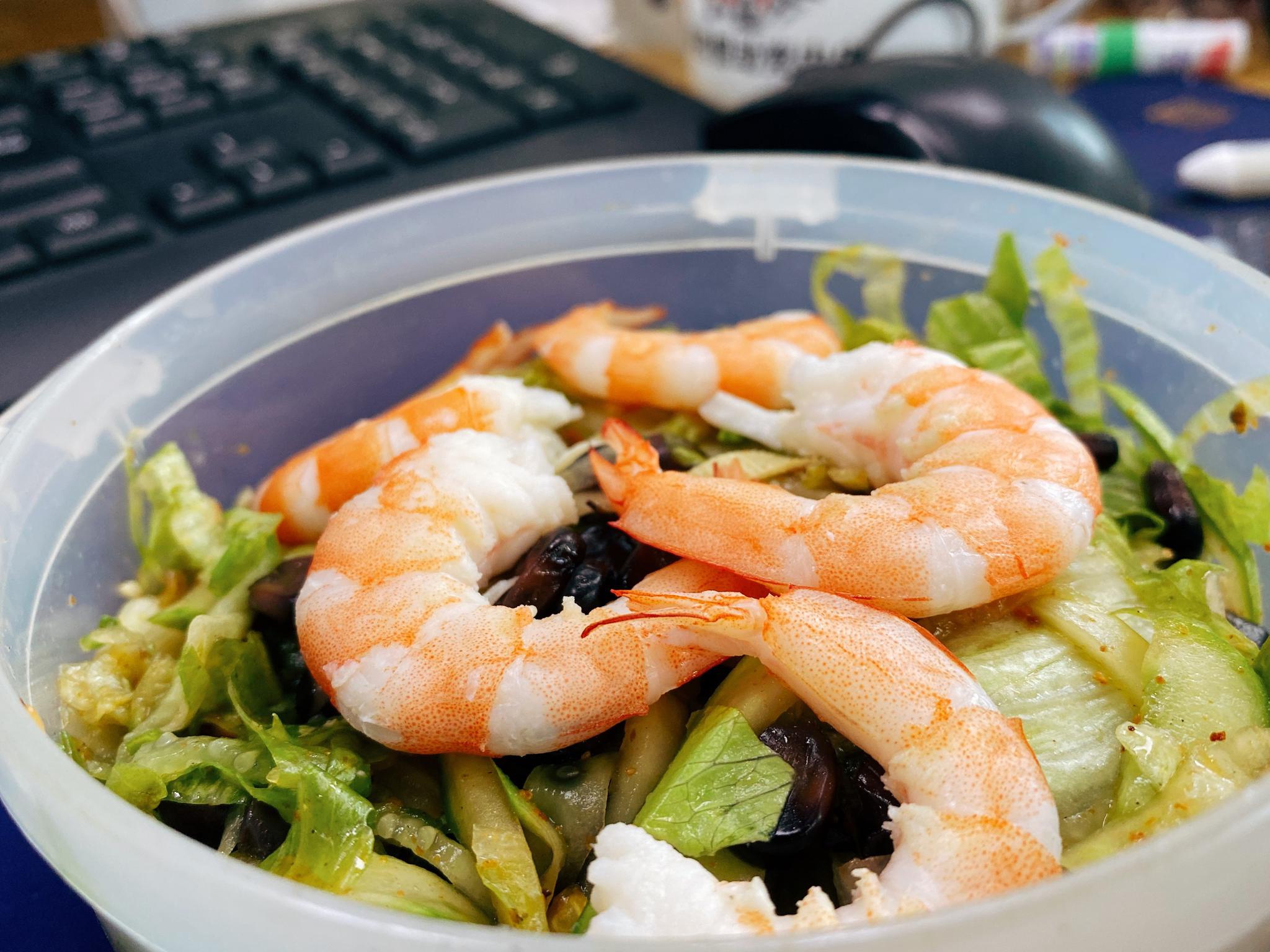 减肥减脂轻食简餐鲜虾时蔬大拌菜玉米大碴粥清清爽爽好味道