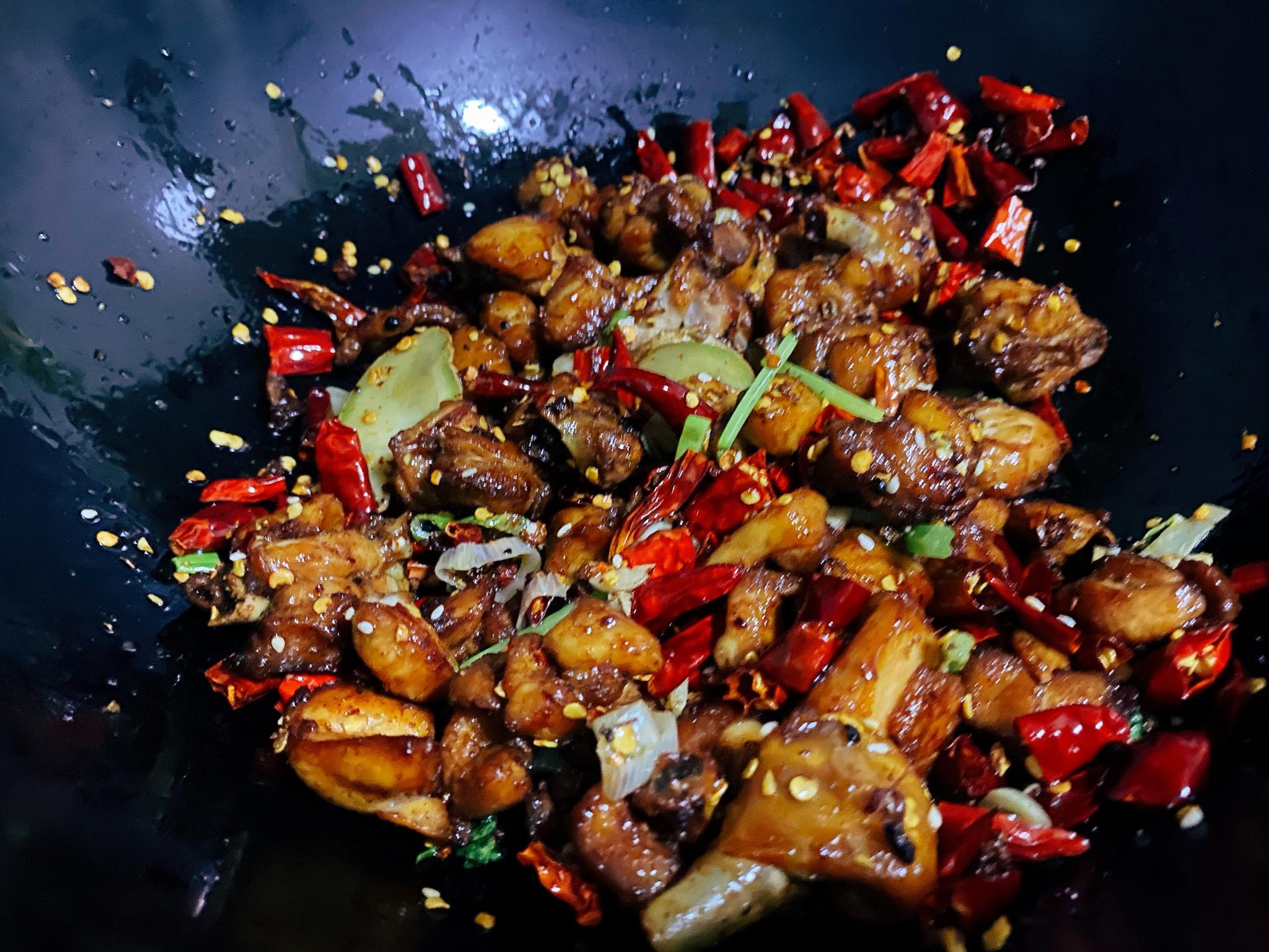 川香辣子鸡,麻辣爽口超过瘾,2个鸡腿做了一大盘,附详细步骤|辣子鸡|鸡