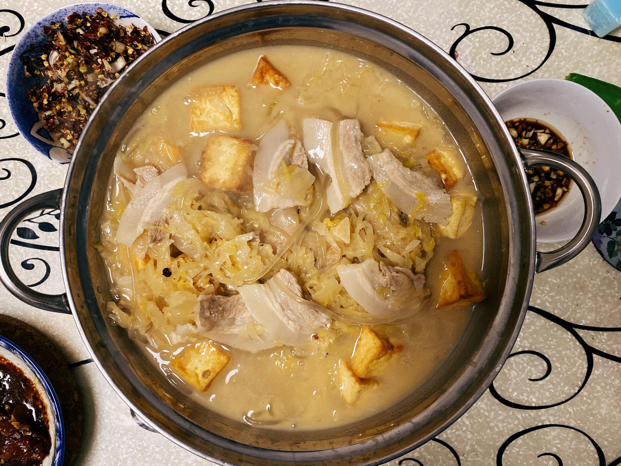 东北风味酸菜汆白肉,酸汤鲜美,不油不腻,好吃好做只需4步