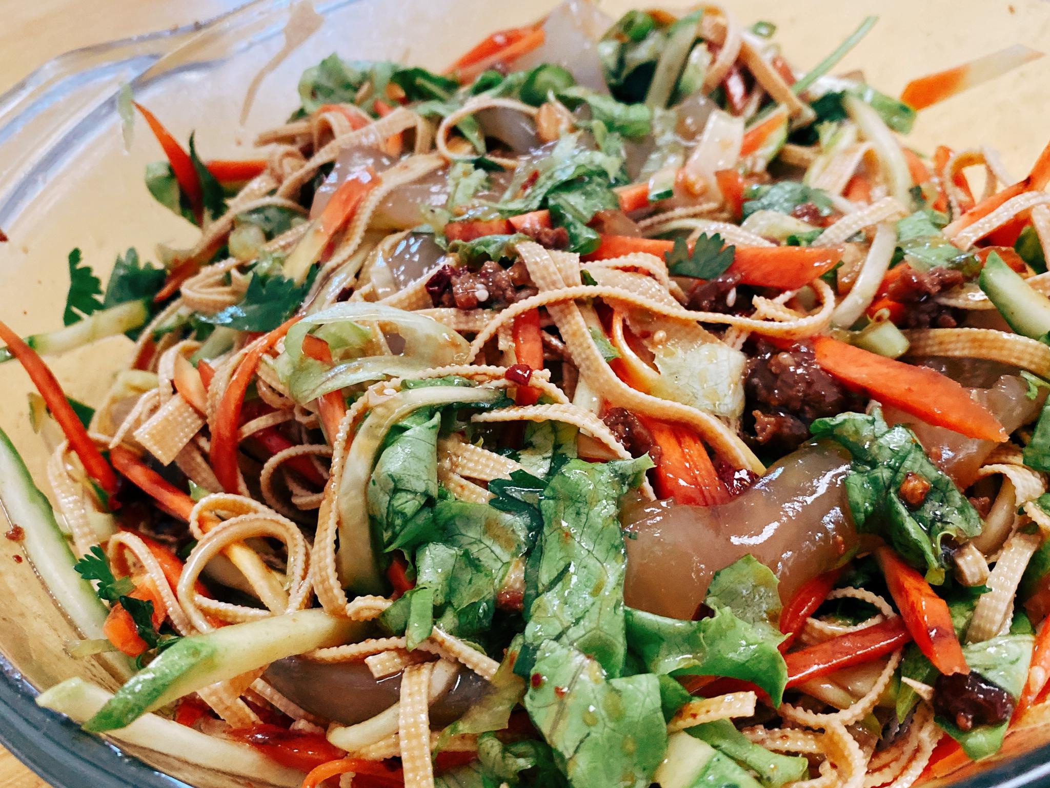 夏日凉拌菜:清爽美味五彩大拉皮,东北风味倍儿浓郁