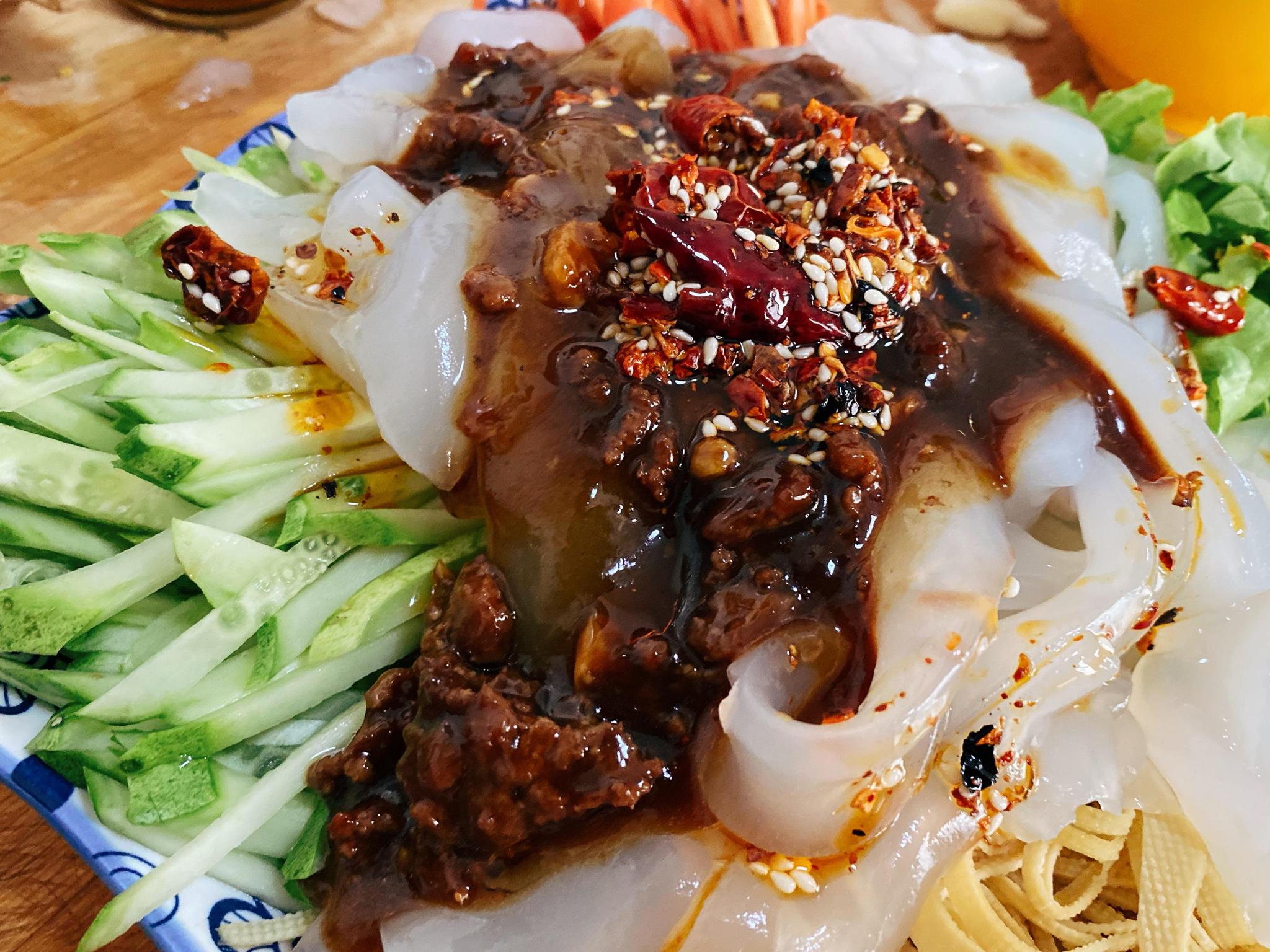 夏日凉拌菜:清爽美味五彩大拉皮,东北风味倍儿浓郁