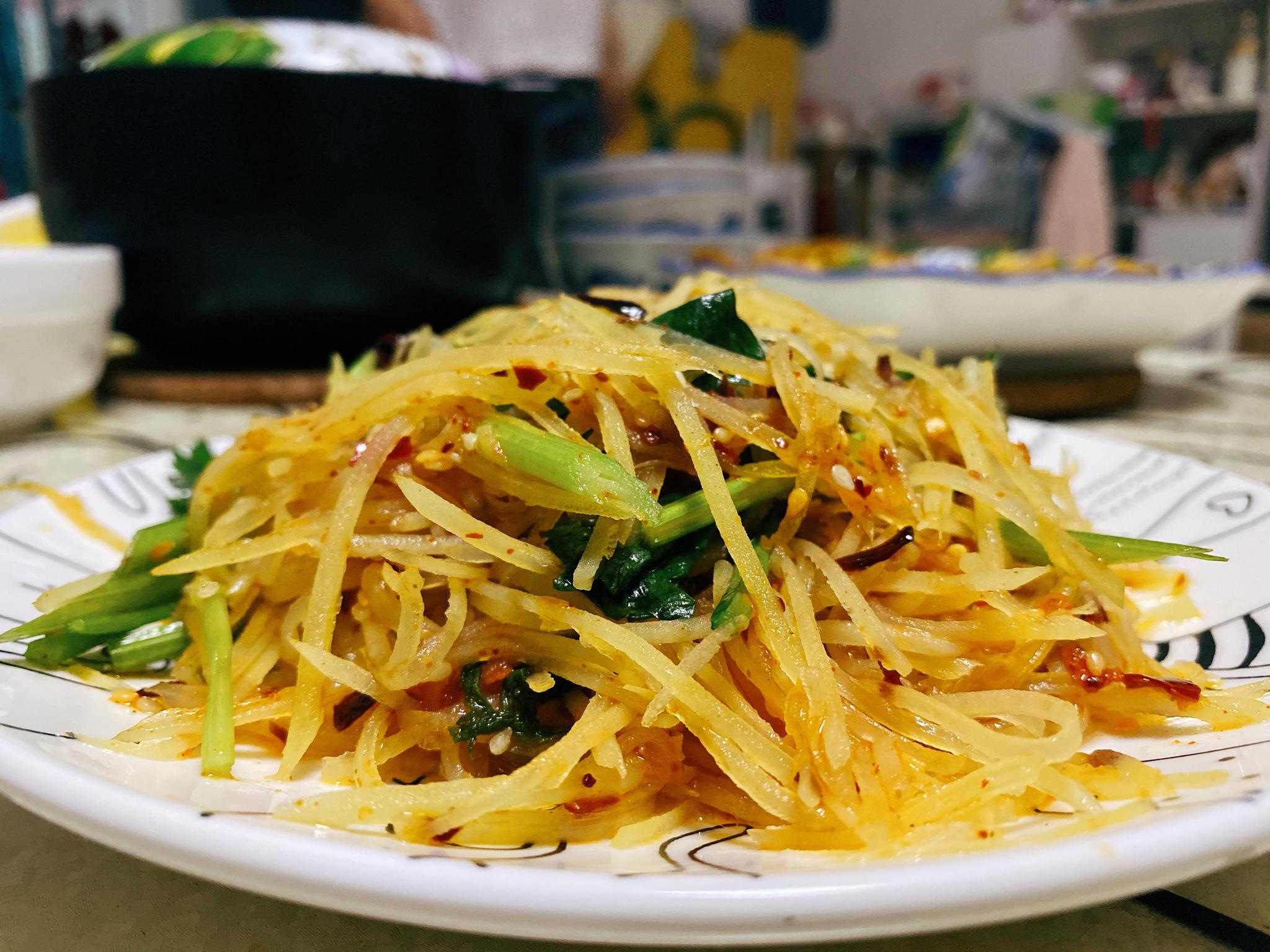 九月入秋吃什么?炝拌土豆丝,香辣爽脆不油腻,2元能做一大盘