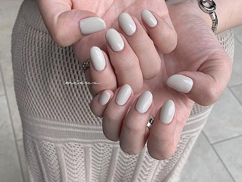 回归最简约的优雅:用温柔的白色系美甲迎接秋季吧!