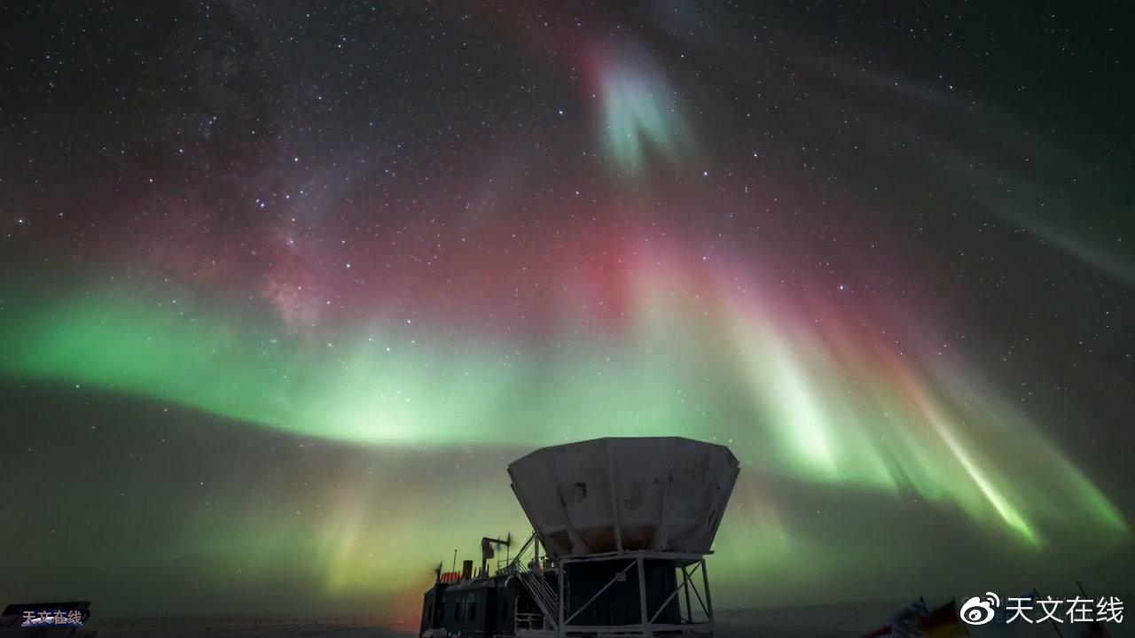 这里就是南极上空美丽的极光