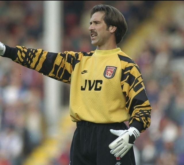 为阿森纳镇守龙门13年的大卫·希曼,却因被小罗戏耍而成为经典!