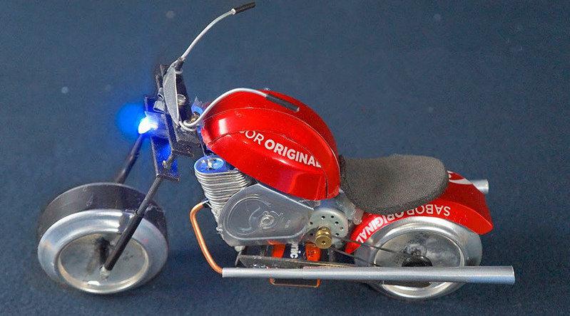 动手帝用易拉罐制作迷你摩托车,细节很逼真,还真的可以跑!