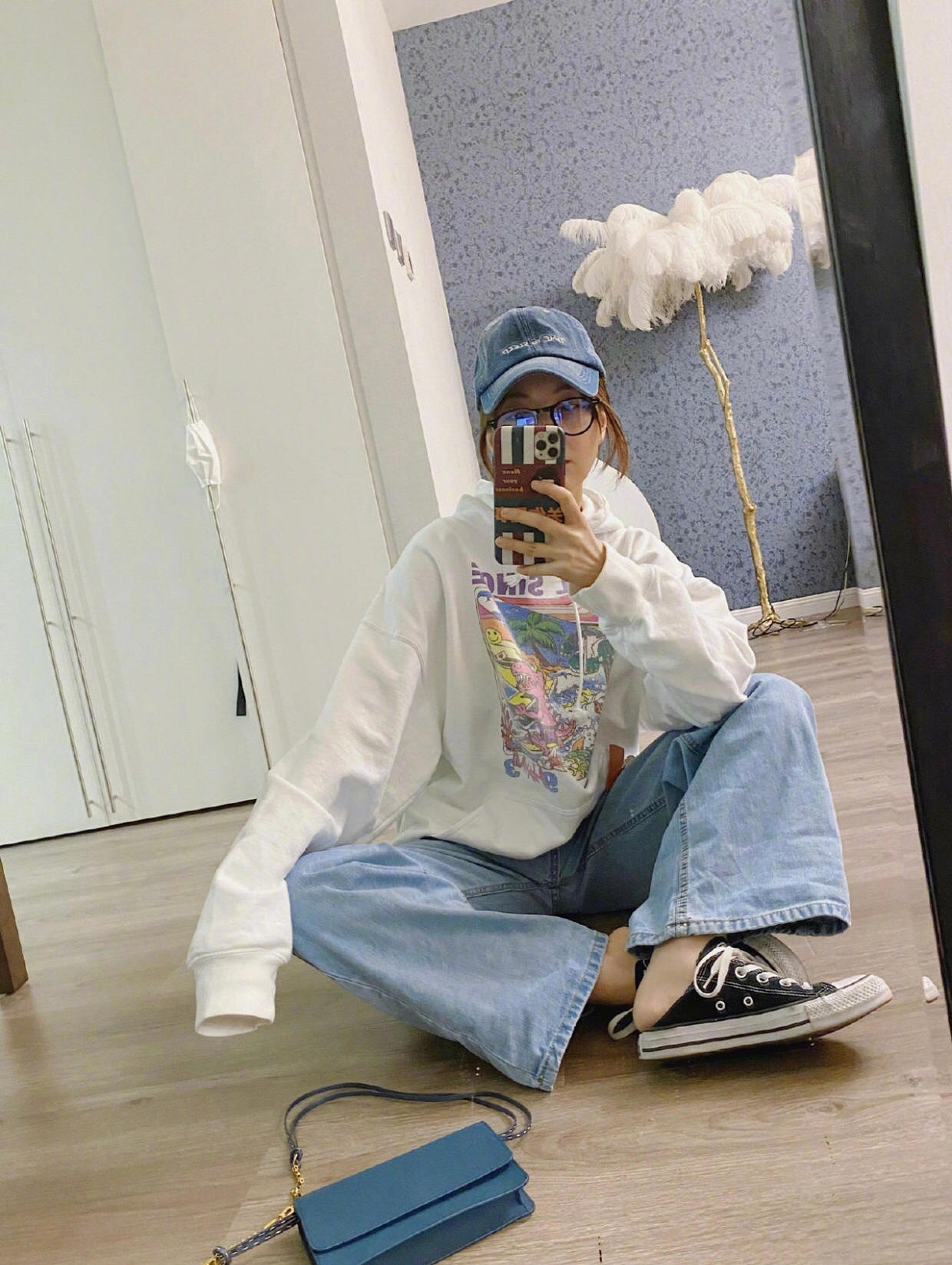 马雅舒不愧是吴奇隆的前妻,黑色polo衫配牛仔裤,猜不出年龄