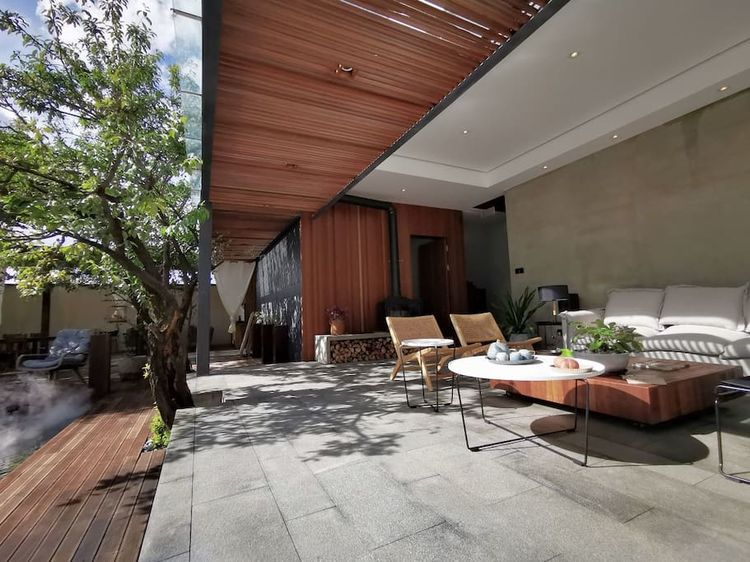 民宿有270度超大落地窗傍晚还能一边泡澡一边看日落