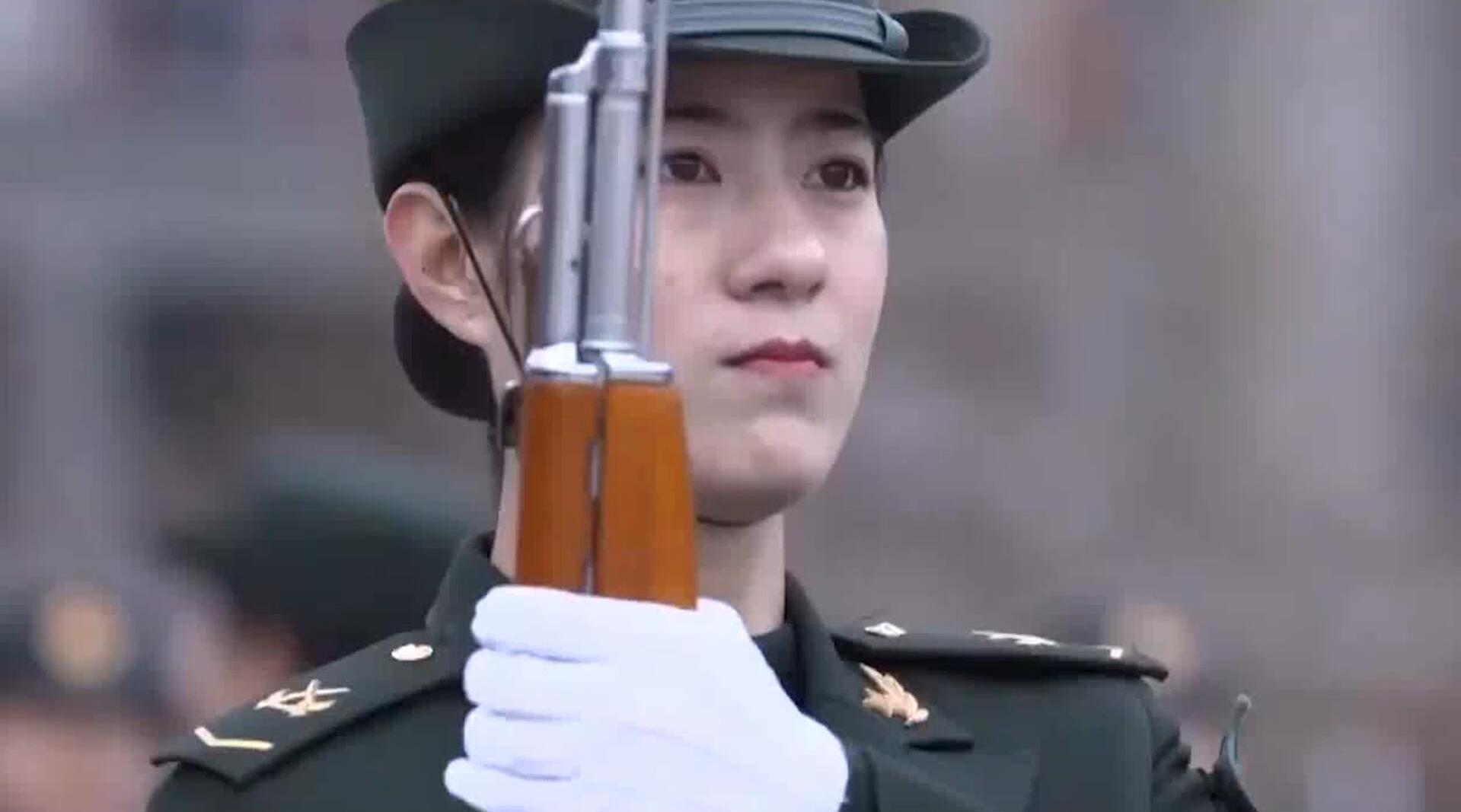 解放军三军仪仗女兵,书写中国女兵的风采,展示着大国威仪形象!_新浪新闻