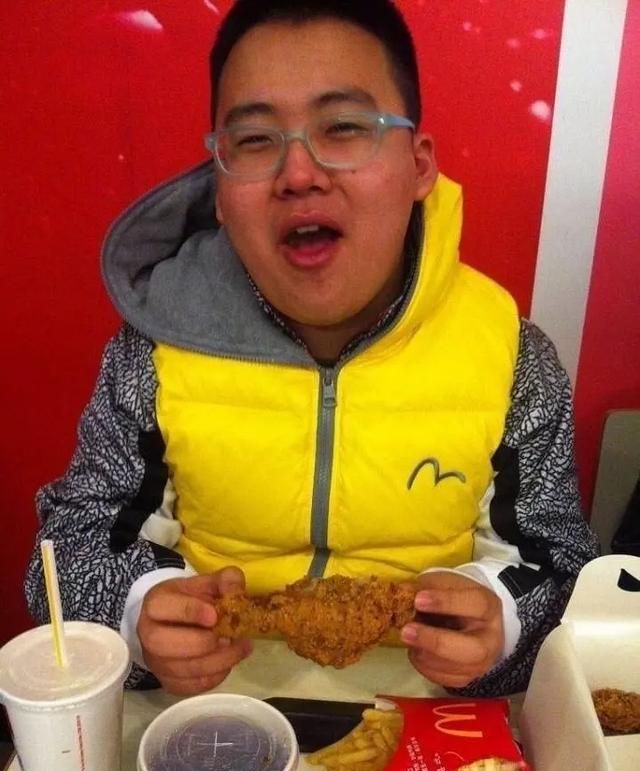 郭麒麟最胖时照片,比老郭还大一圈,脸上肉厚到快把五官都盖住了