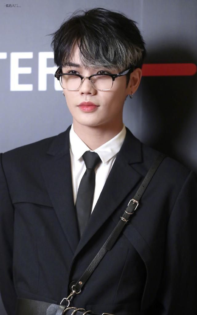 林彦俊黑色束腰西装,品牌活动饭拍,一身黑色西装,高级又有酷感