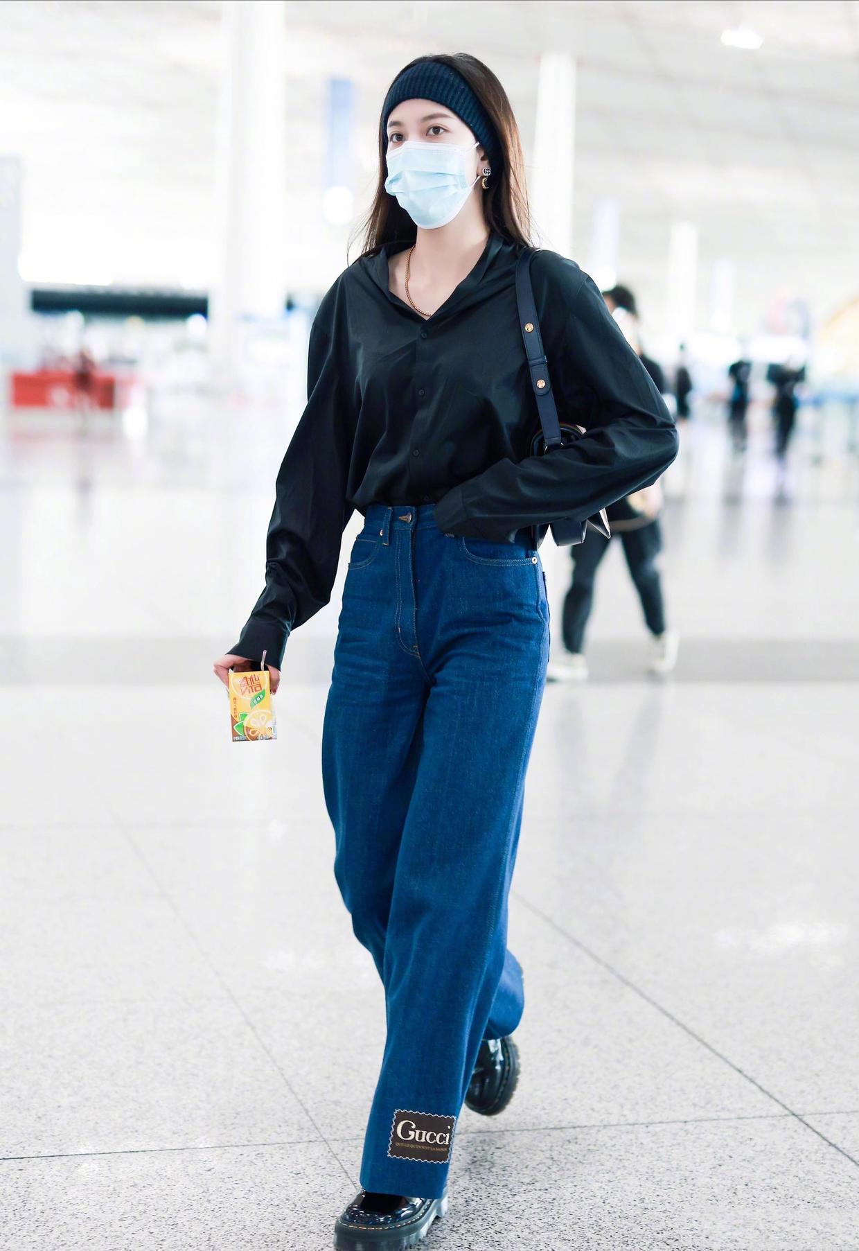 马雅舒不愧是吴奇隆的前妻,黑色polo衫配牛仔裤,猜不出年龄