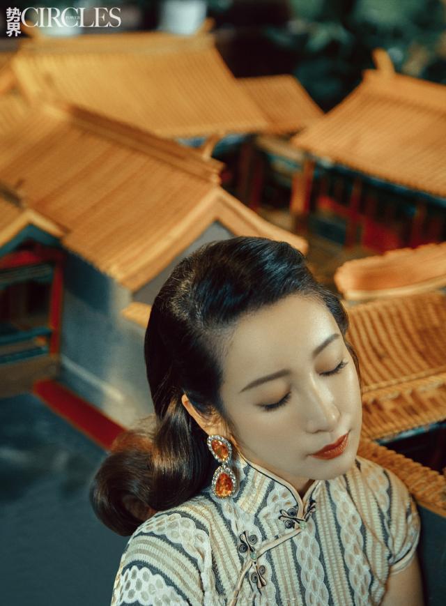 秦海璐登时尚封面穿旗袍优雅又知性气质这块拿得死死的