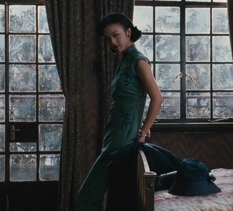 正文  虽然都是绿色,比起《赎罪》里的绿色吊带长裙,汤唯的这条裙子露