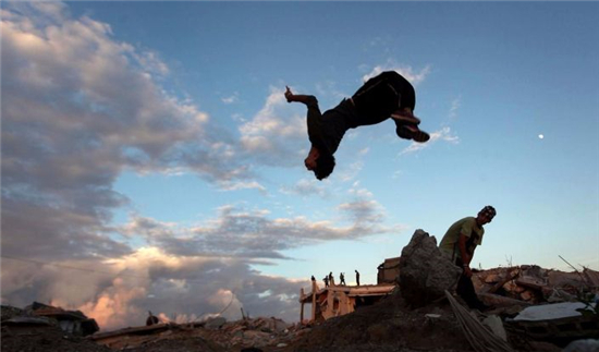 但轻功又和跳高跳远不一样,它不需要借助一段助跑才能起来,落地的时候