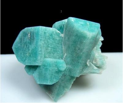 男子捡到一块天蓝色石头,竟学人做手工车成珠子!