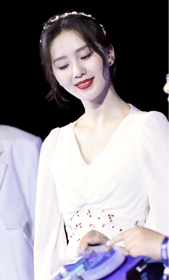 刘诗诗美得像副画,一身"豆腐肌"穿白裙也不显黑,真叫人心动