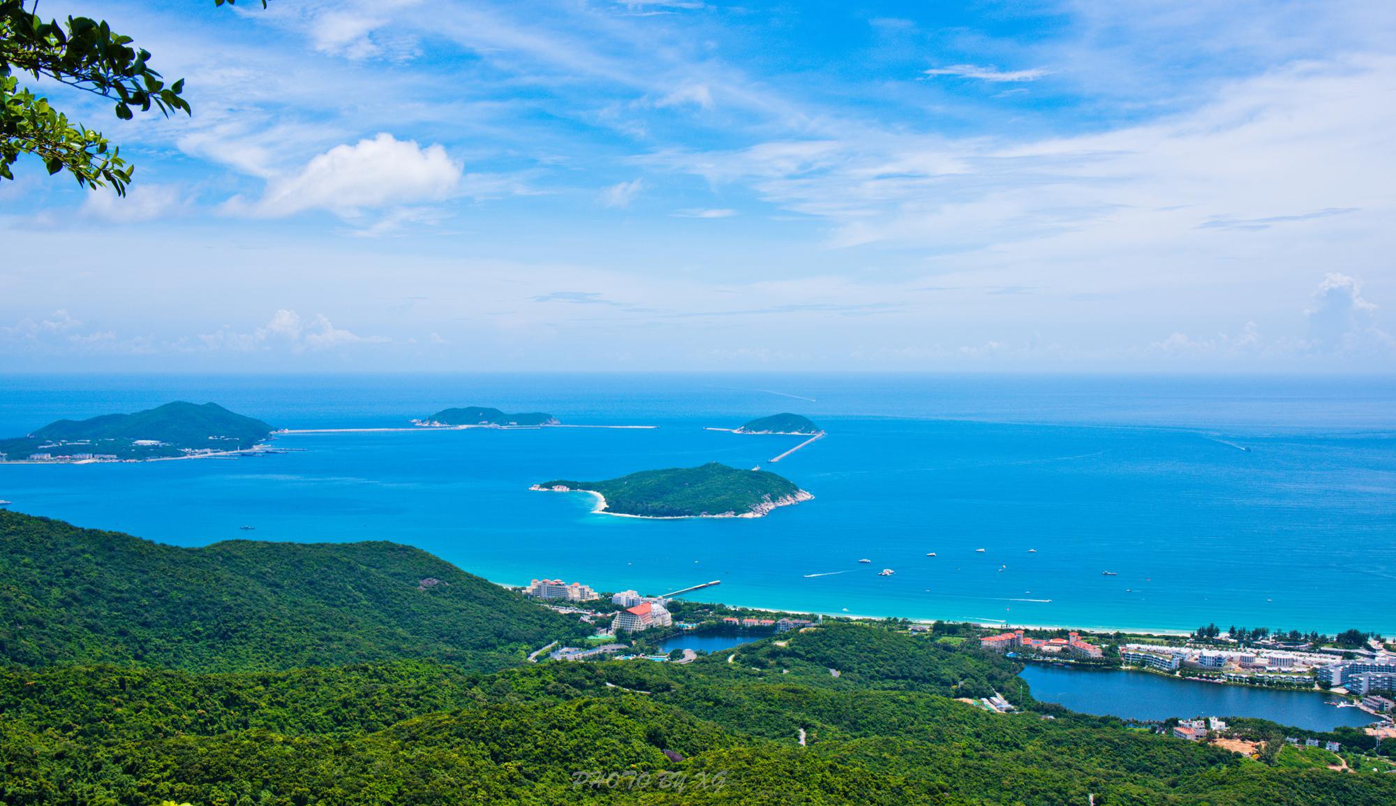 海南三亚最美的沙滩被誉天下第一湾长期居三亚旅行搜索榜之首