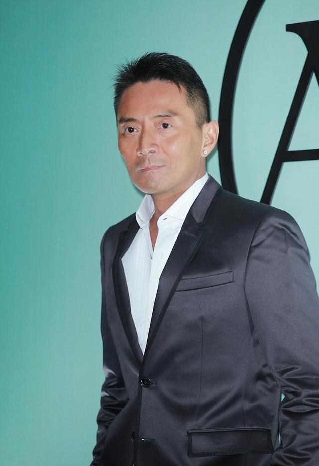 54岁林利羡慕吕方做父亲,无忧老来生育,与嫩妻有共