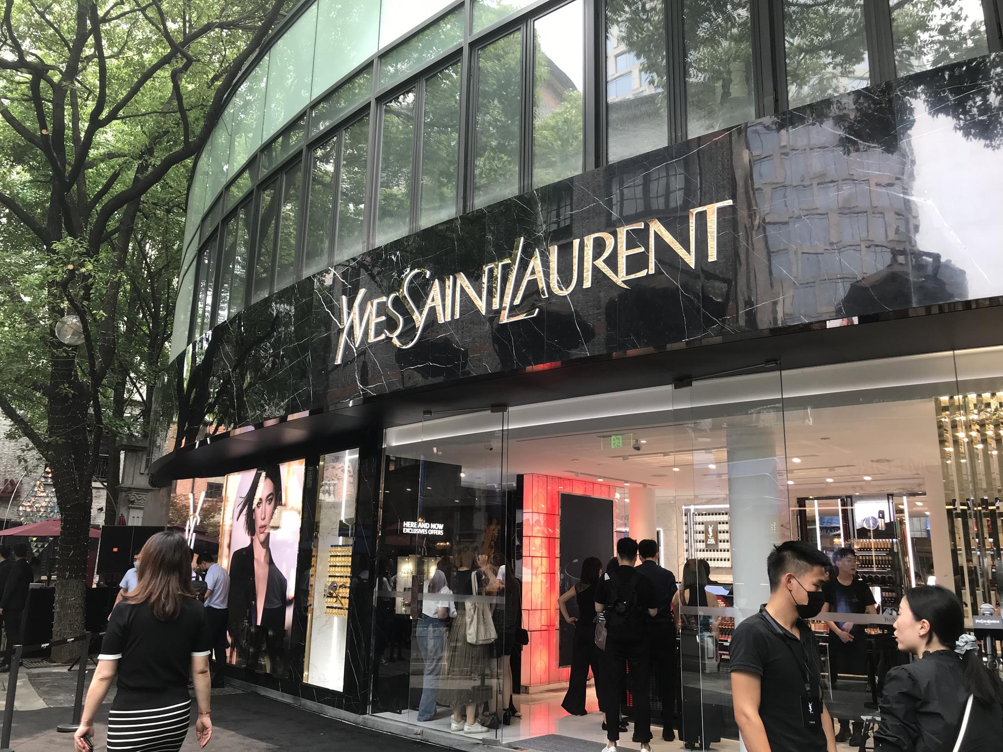 "用脚投票":国际品牌在华销售回暖折射中国经济前景