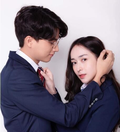 gulf新泰剧作品播出糕卡娜戴眼镜太好看有点像燃烧的腐魂